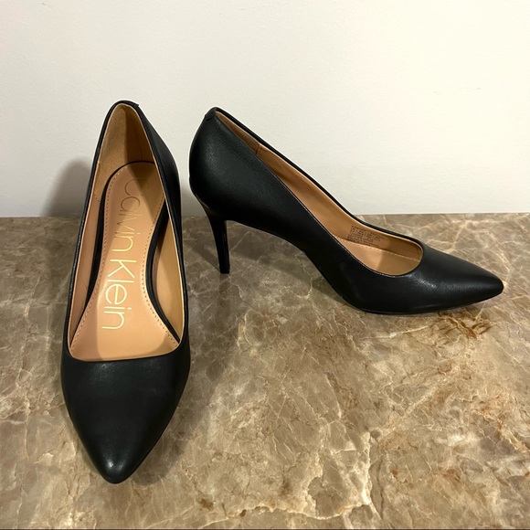 🎉HP🎉 Calvin Klein Pointed Heels Black W/ Gold Tone Logo Accent - Picture 2 of 8
